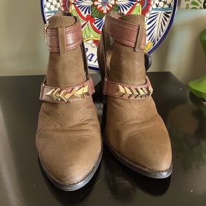 Gianni Bini Olive colored bootie with gold accents 2 in heel great condition